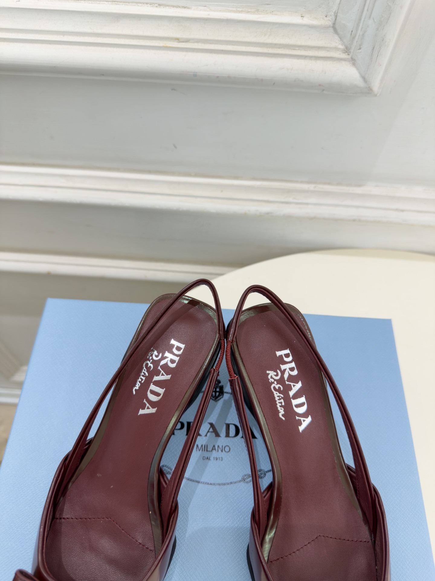 PRADA 普拉达 26𝐬𝐬 🌈2026春夏新品 专柜走秀款 经典字母尖头蝴蝶结后空猫跟凉鞋 系列〰 ◽鞋面:原版高 PRADA 普拉达 26𝐬𝐬 🌈2026春夏新品 专柜走秀款 经典字母尖头蝴蝶结后空猫跟凉鞋 系列〰 ◽鞋面:原版高