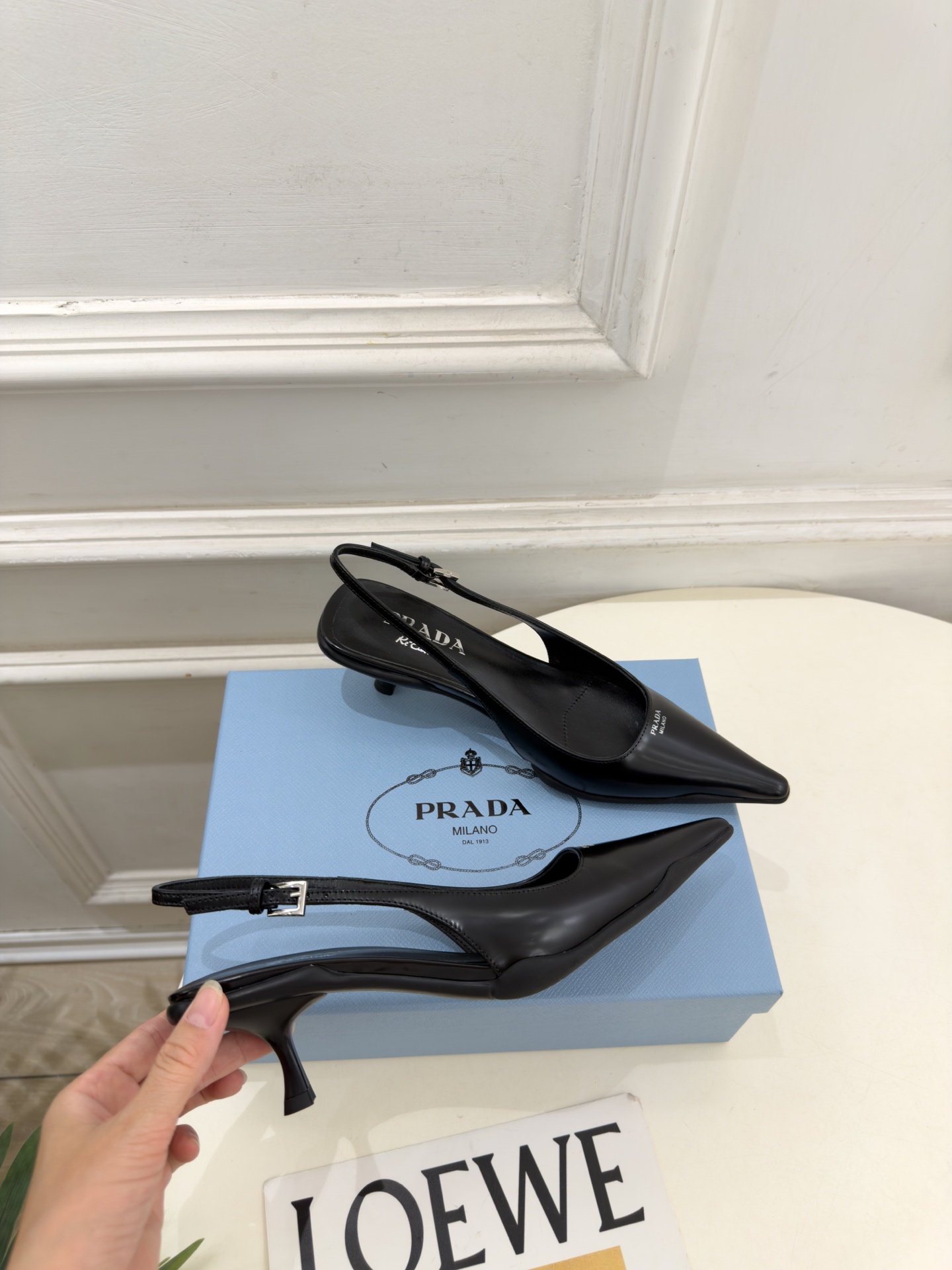 PRADA 普拉达  26𝐬𝐬  🌈2026春夏新品 专柜走秀款 经典字母尖头后空猫跟凉鞋 系列〰 ◽鞋面：原版高定制牛