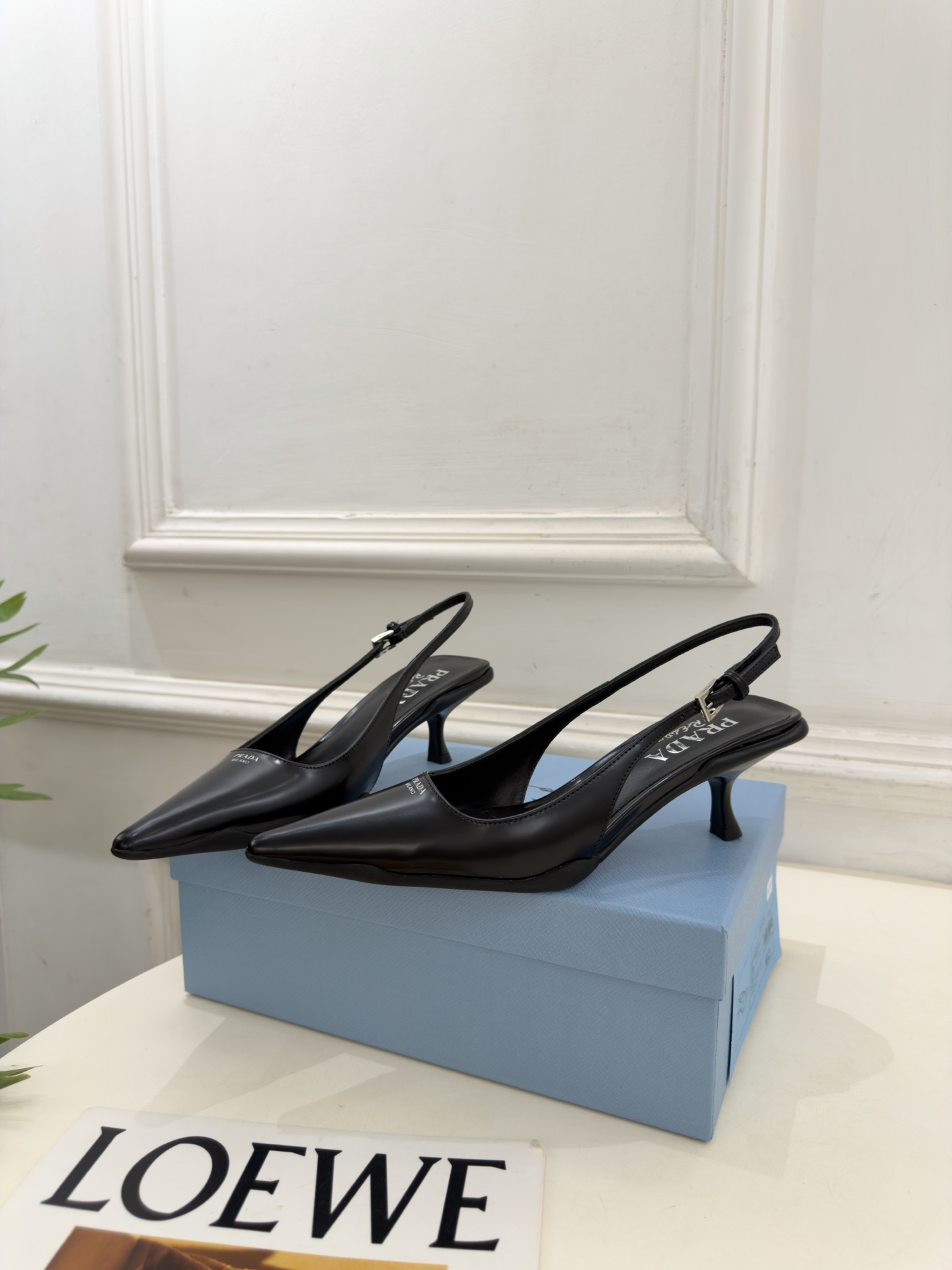 PRADA 普拉达  26𝐬𝐬  🌈2026春夏新品 专柜走秀款 经典字母尖头后空猫跟凉鞋 系列〰 ◽鞋面：原版高定制牛