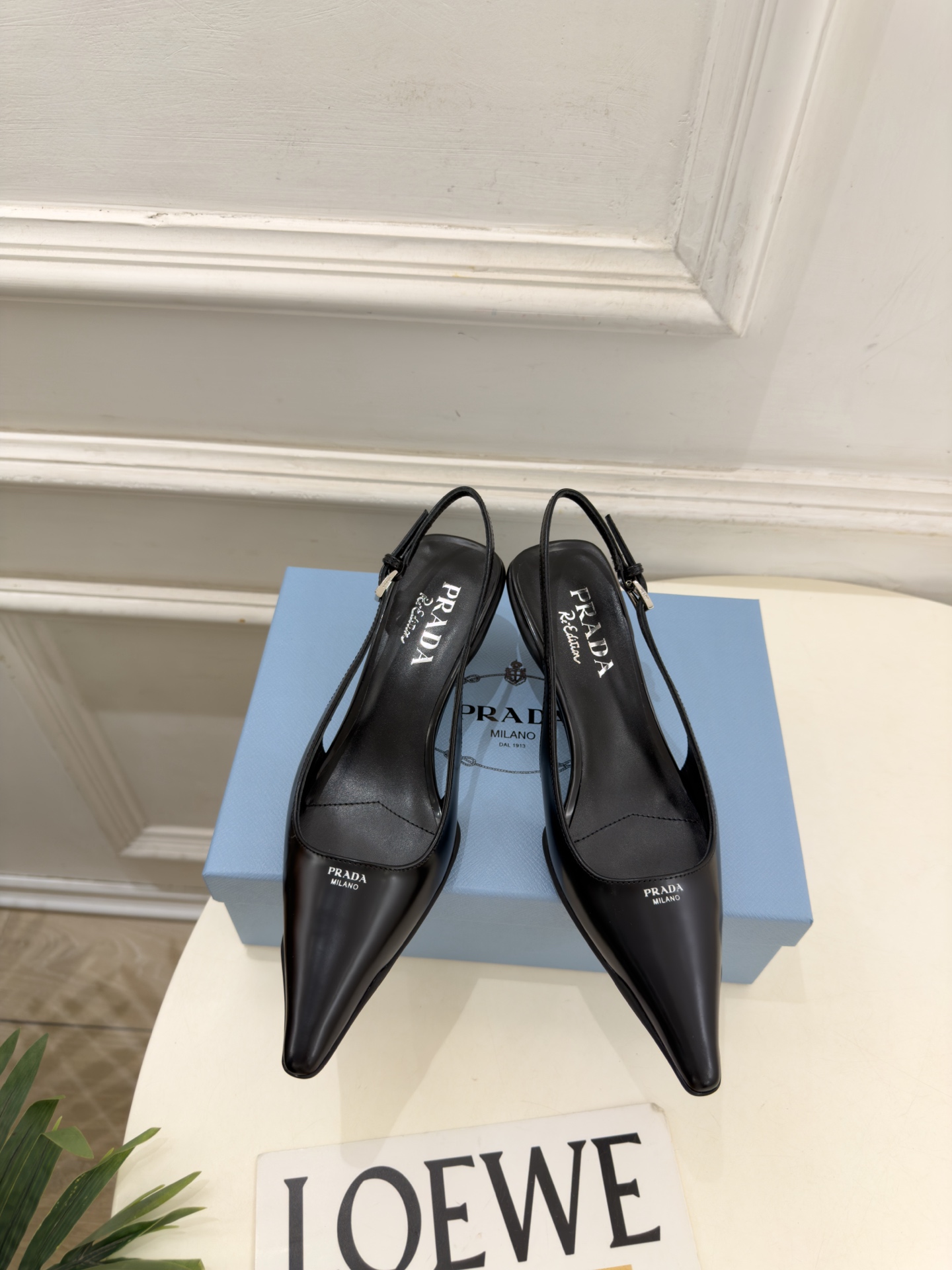 PRADA 普拉达  26𝐬𝐬  🌈2026春夏新品 专柜走秀款 经典字母尖头后空猫跟凉鞋 系列〰 ◽鞋面：原版高定制牛