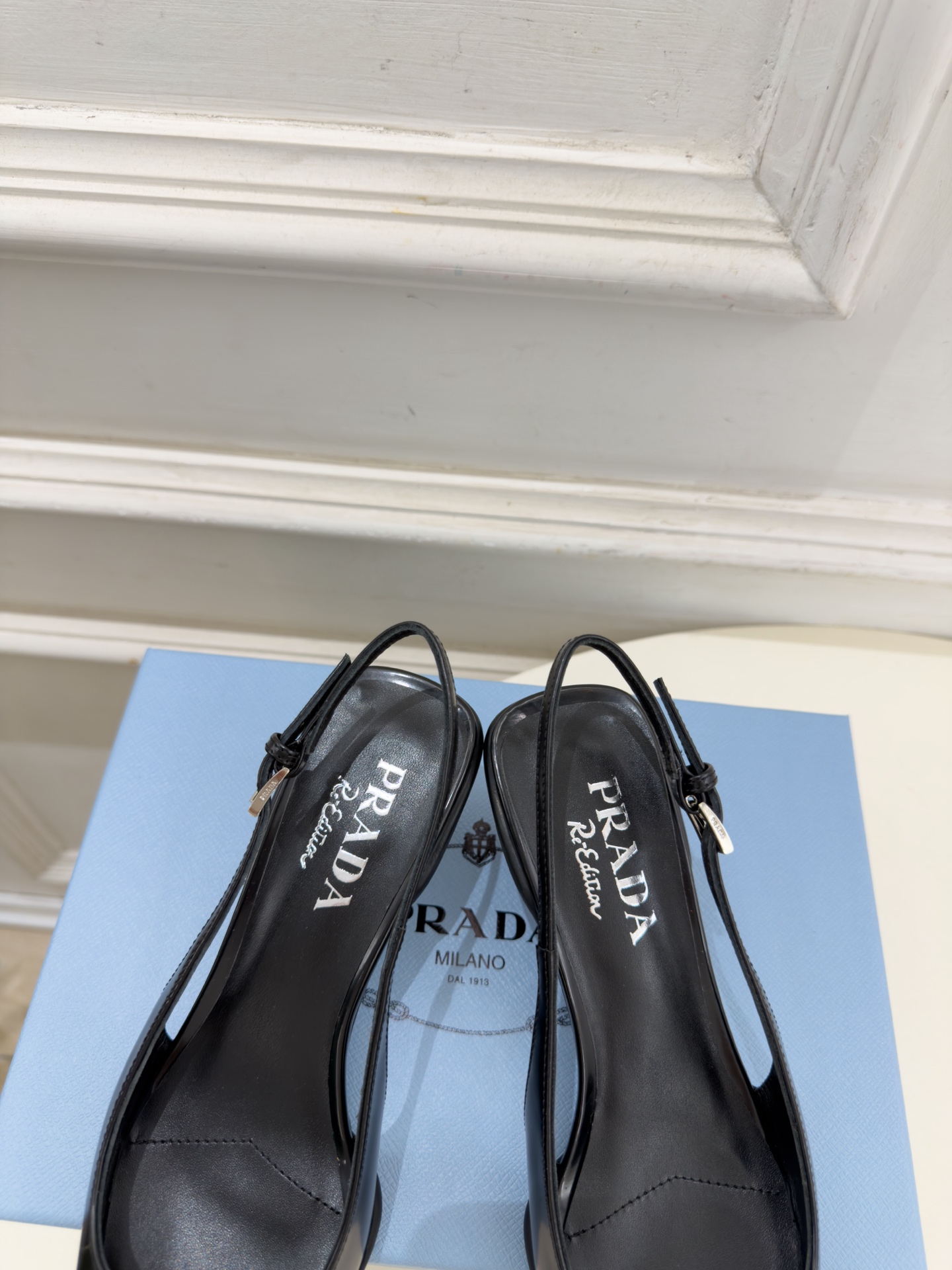 PRADA 普拉达  26𝐬𝐬  🌈2026春夏新品 专柜走秀款 经典字母尖头后空猫跟凉鞋 系列〰 ◽鞋面：原版高定制牛
