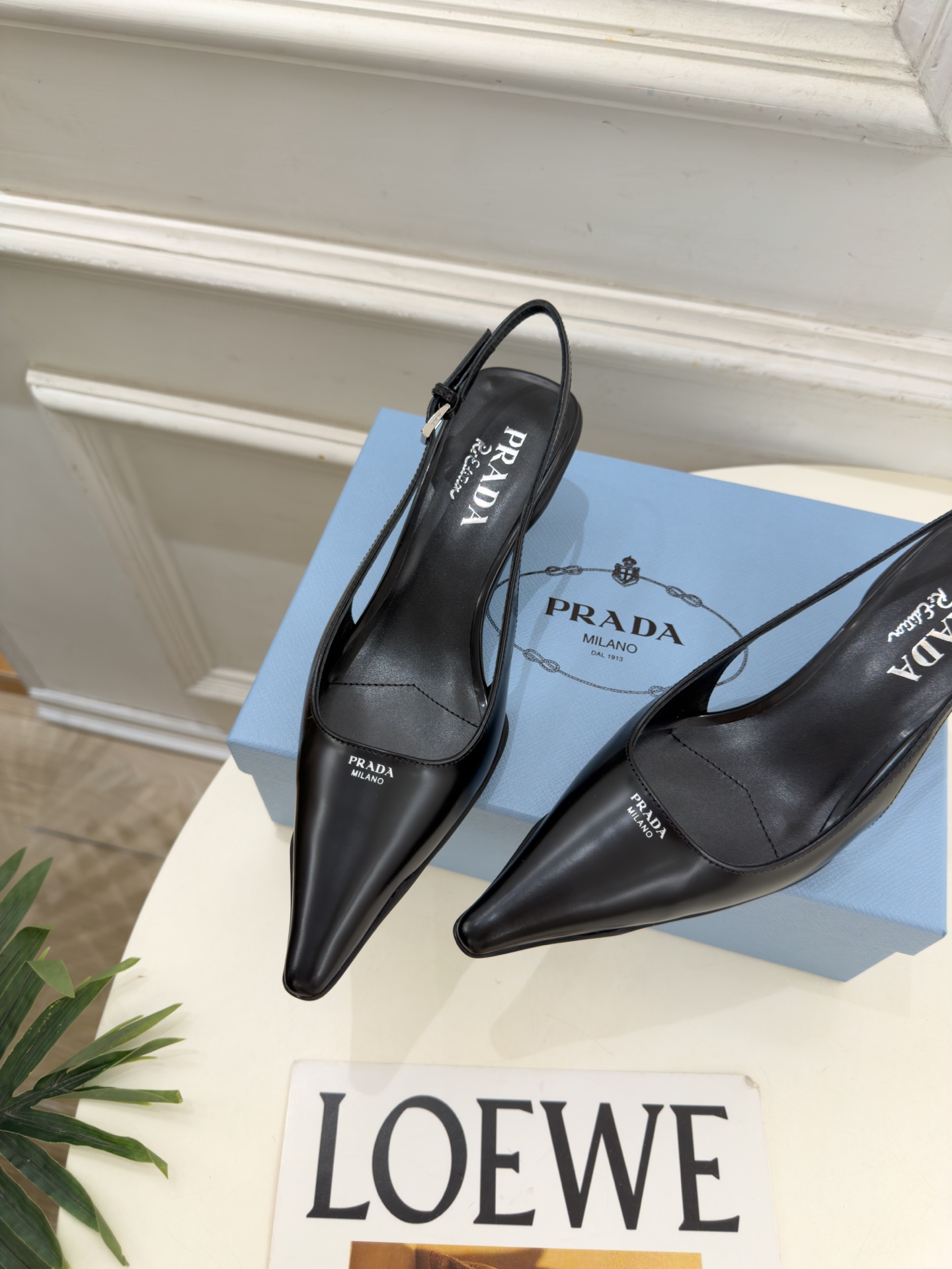 PRADA 普拉达  26𝐬𝐬  🌈2026春夏新品 专柜走秀款 经典字母尖头后空猫跟凉鞋 系列〰 ◽鞋面：原版高定制牛