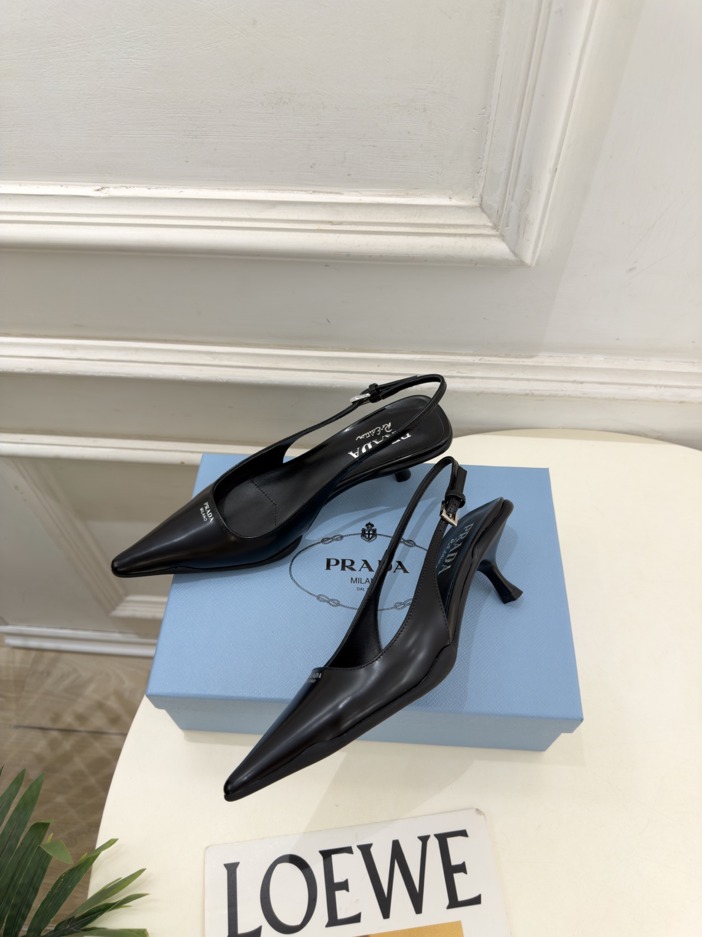 PRADA 普拉达  26𝐬𝐬  🌈2026春夏新品 专柜走秀款 经典字母尖头后空猫跟凉鞋 系列〰 ◽鞋面：原版高定制牛
