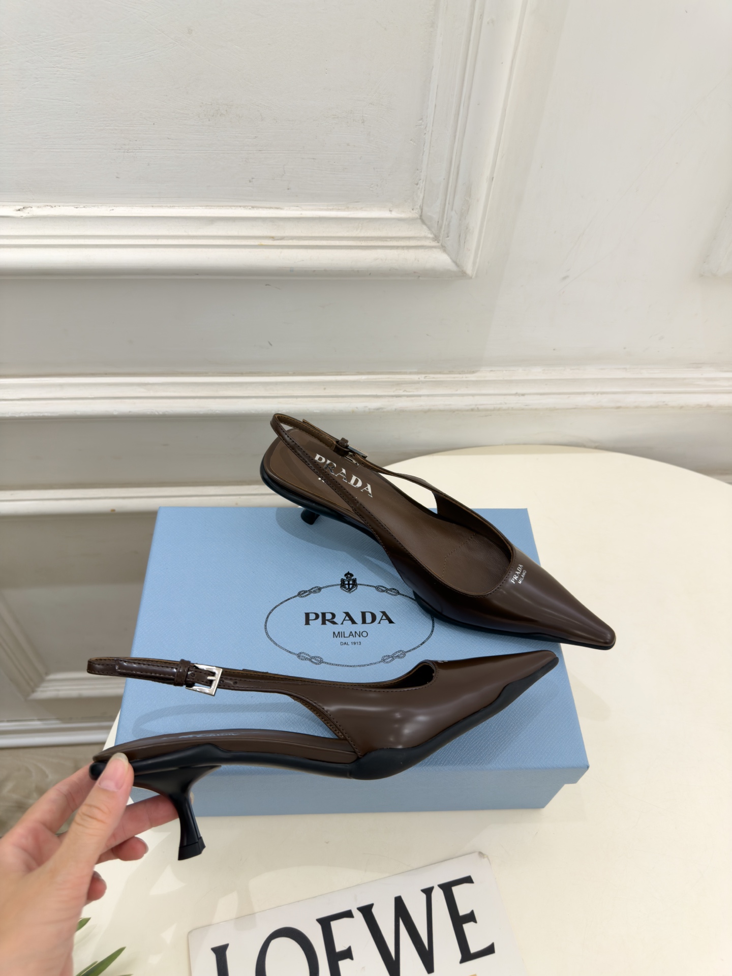 PRADA 普拉达  26𝐬𝐬  🌈2026春夏新品 专柜走秀款 经典字母尖头后空猫跟凉鞋 系列〰 ◽鞋面：原版高定制牛
