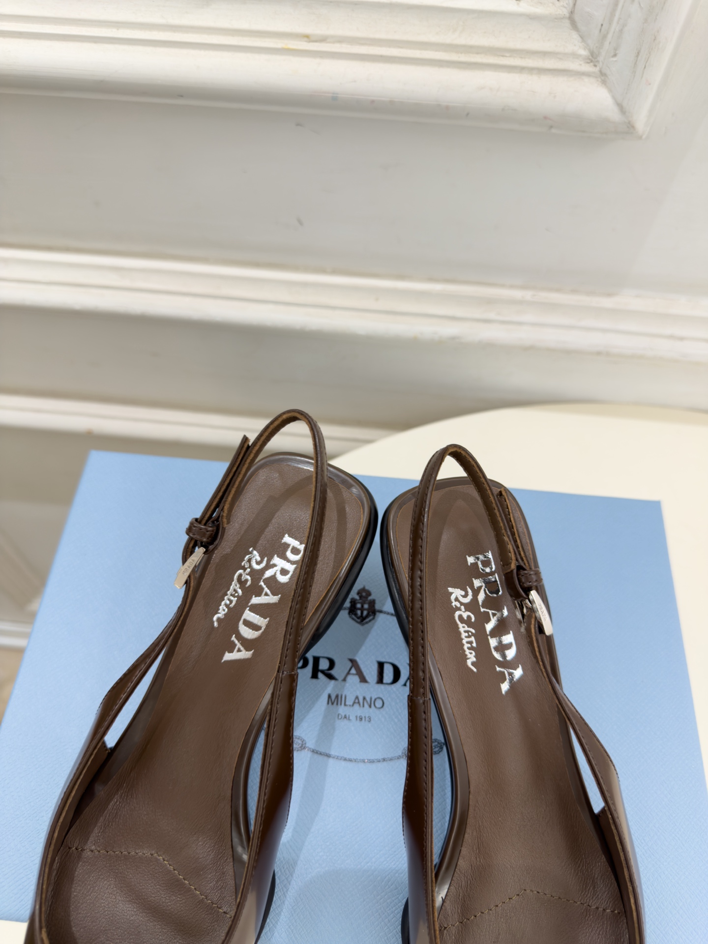 PRADA 普拉达  26𝐬𝐬  🌈2026春夏新品 专柜走秀款 经典字母尖头后空猫跟凉鞋 系列〰 ◽鞋面：原版高定制牛