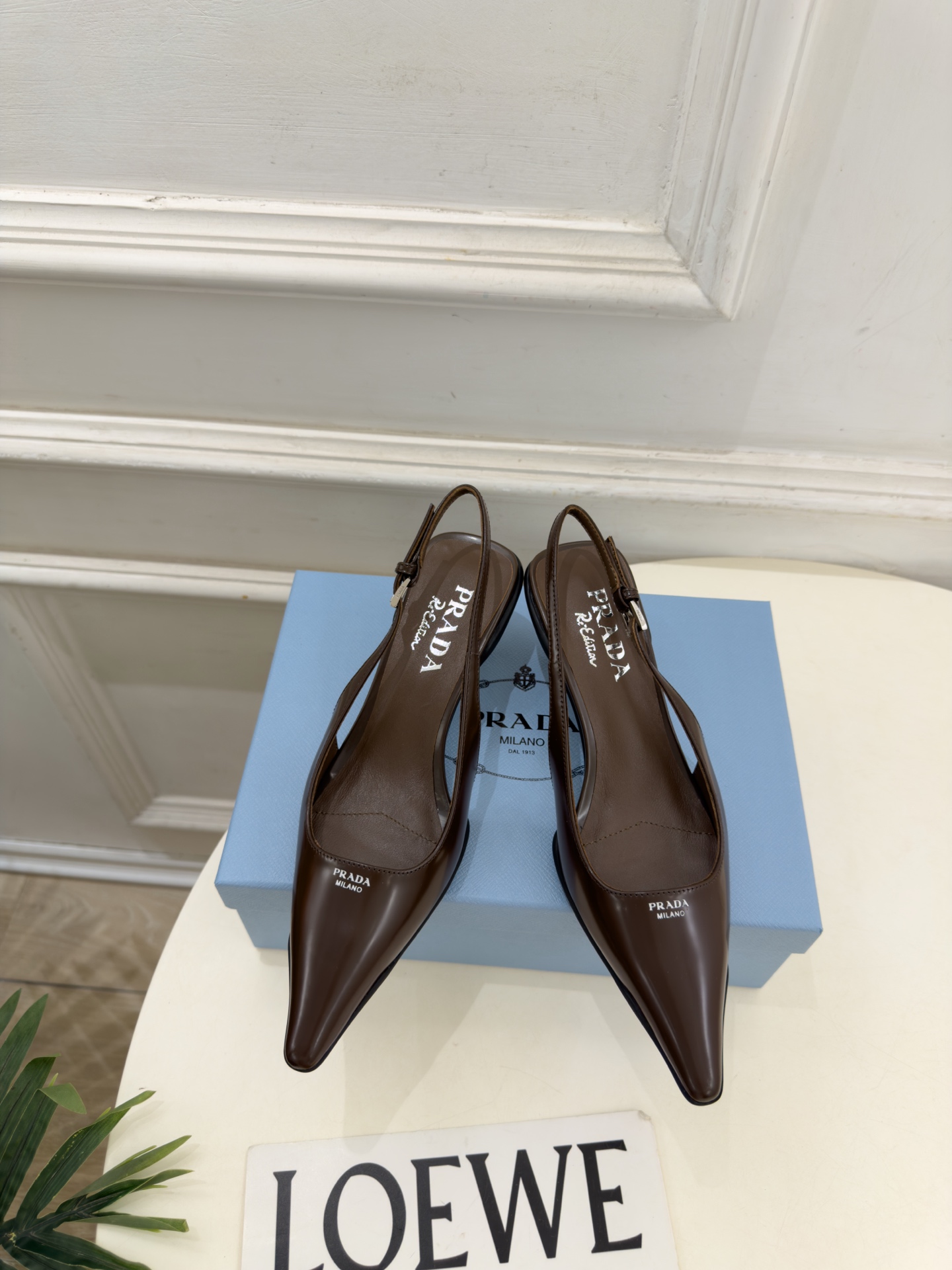 PRADA 普拉达  26𝐬𝐬  🌈2026春夏新品 专柜走秀款 经典字母尖头后空猫跟凉鞋 系列〰 ◽鞋面：原版高定制牛
