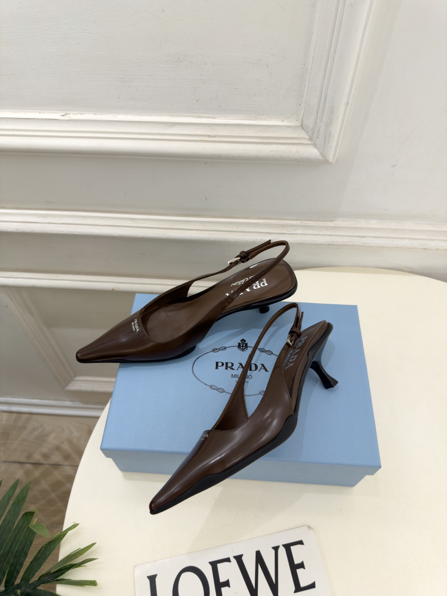 PRADA 普拉达  26𝐬𝐬  🌈2026春夏新品 专柜走秀款 经典字母尖头后空猫跟凉鞋 系列〰 ◽鞋面：原版高定制牛