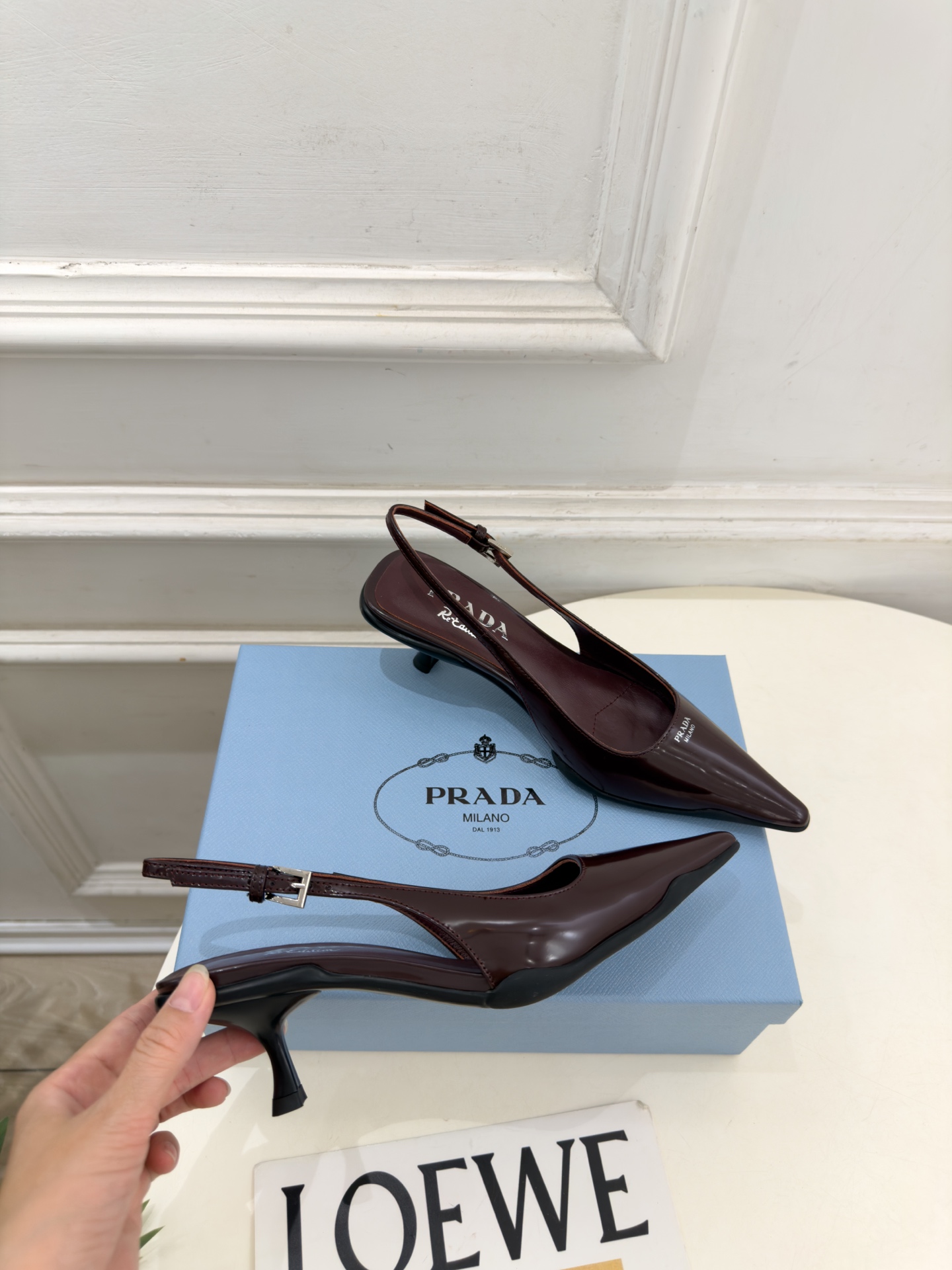 PRADA 普拉达 26𝐬𝐬 🌈2026春夏新品 专柜走秀款 经典字母尖头后空猫跟凉鞋 系列〰 ◽鞋面:原版高定制牛 PRADA 普拉达 26𝐬𝐬 🌈2026春夏新品 专柜走秀款 经典字母尖头后空猫跟凉鞋 系列〰 ◽鞋面:原版高定制牛