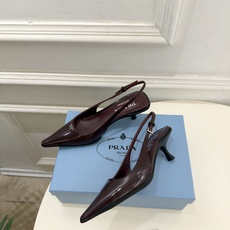 PRADA 普拉达 26𝐬𝐬 🌈2026春夏新品 专柜走秀款 经典字母尖头后空猫跟凉鞋 系列〰 ◽鞋面:原版高定制牛 PRADA 普拉达 26𝐬𝐬 🌈2026春夏新品 专柜走秀款 经典字母尖头后空猫跟凉鞋 系列〰 ◽鞋面:原版高定制牛