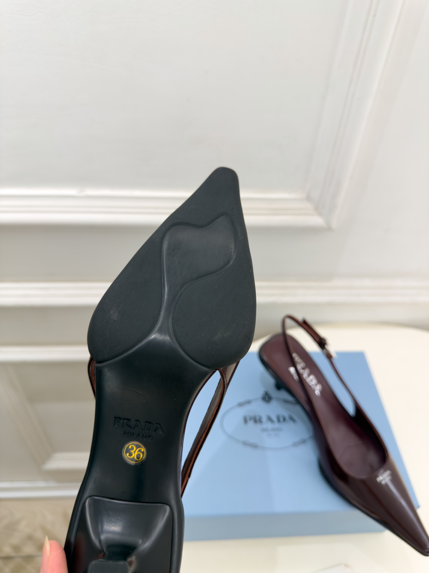 PRADA 普拉达 26𝐬𝐬 🌈2026春夏新品 专柜走秀款 经典字母尖头后空猫跟凉鞋 系列〰 ◽鞋面:原版高定制牛 PRADA 普拉达 26𝐬𝐬 🌈2026春夏新品 专柜走秀款 经典字母尖头后空猫跟凉鞋 系列〰 ◽鞋面:原版高定制牛