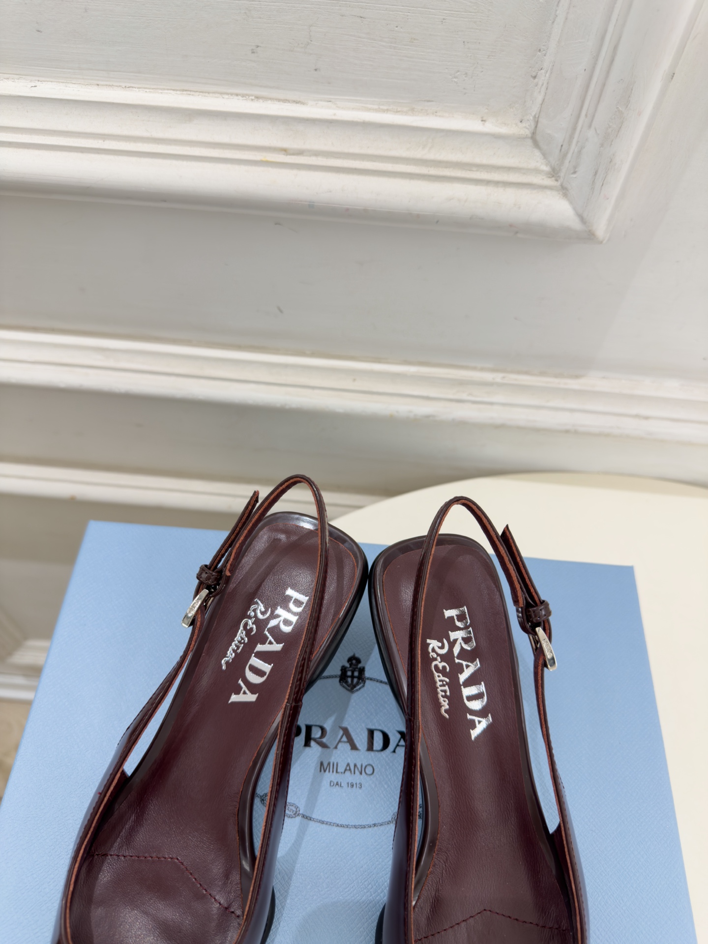 PRADA 普拉达 26𝐬𝐬 🌈2026春夏新品 专柜走秀款 经典字母尖头后空猫跟凉鞋 系列〰 ◽鞋面:原版高定制牛 PRADA 普拉达 26𝐬𝐬 🌈2026春夏新品 专柜走秀款 经典字母尖头后空猫跟凉鞋 系列〰 ◽鞋面:原版高定制牛