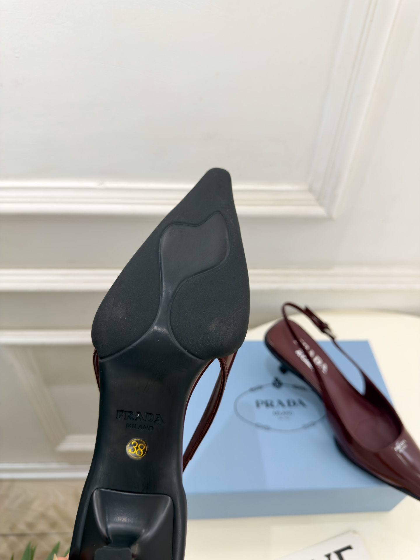 PRADA 普拉达 26𝐬𝐬 🌈2026春夏新品 专柜走秀款 经典字母尖头后空猫跟凉鞋 系列〰 ◽鞋面:原版高定制牛 PRADA 普拉达 26𝐬𝐬 🌈2026春夏新品 专柜走秀款 经典字母尖头后空猫跟凉鞋 系列〰 ◽鞋面:原版高定制牛