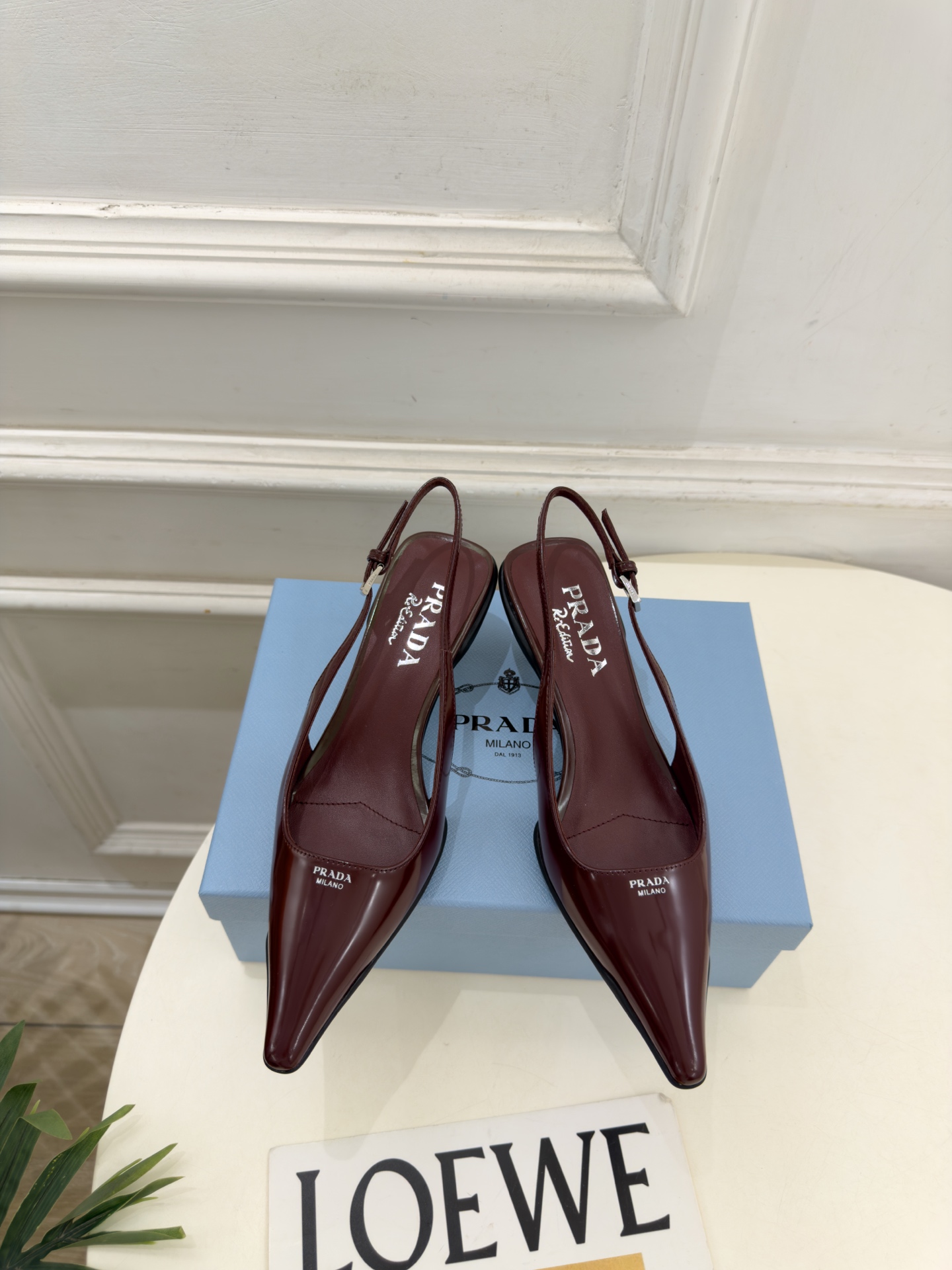 PRADA 普拉达  26𝐬𝐬  🌈2026春夏新品 专柜走秀款 经典字母尖头后空猫跟凉鞋 系列〰 ◽鞋面：原版高定制牛
