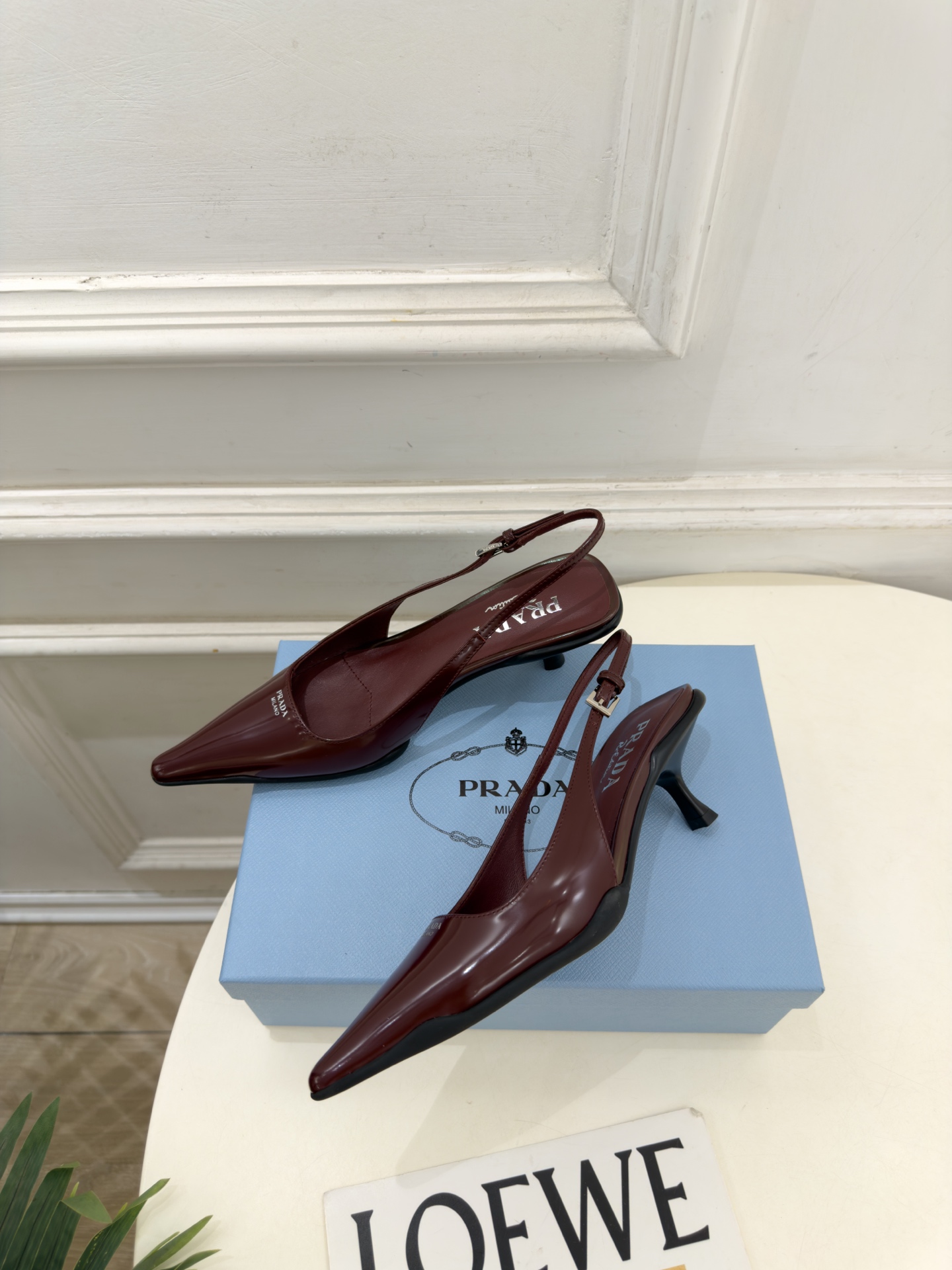 PRADA 普拉达 26𝐬𝐬 🌈2026春夏新品 专柜走秀款 经典字母尖头后空猫跟凉鞋 系列〰 ◽鞋面:原版高定制牛 PRADA 普拉达 26𝐬𝐬 🌈2026春夏新品 专柜走秀款 经典字母尖头后空猫跟凉鞋 系列〰 ◽鞋面:原版高定制牛
