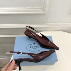PRADA 普拉达 26𝐬𝐬 🌈2026春夏新品 专柜走秀款 经典字母尖头后空猫跟凉鞋 系列〰 ◽鞋面:原版高定制牛 PRADA 普拉达 26𝐬𝐬 🌈2026春夏新品 专柜走秀款 经典字母尖头后空猫跟凉鞋 系列〰 ◽鞋面:原版高定制牛