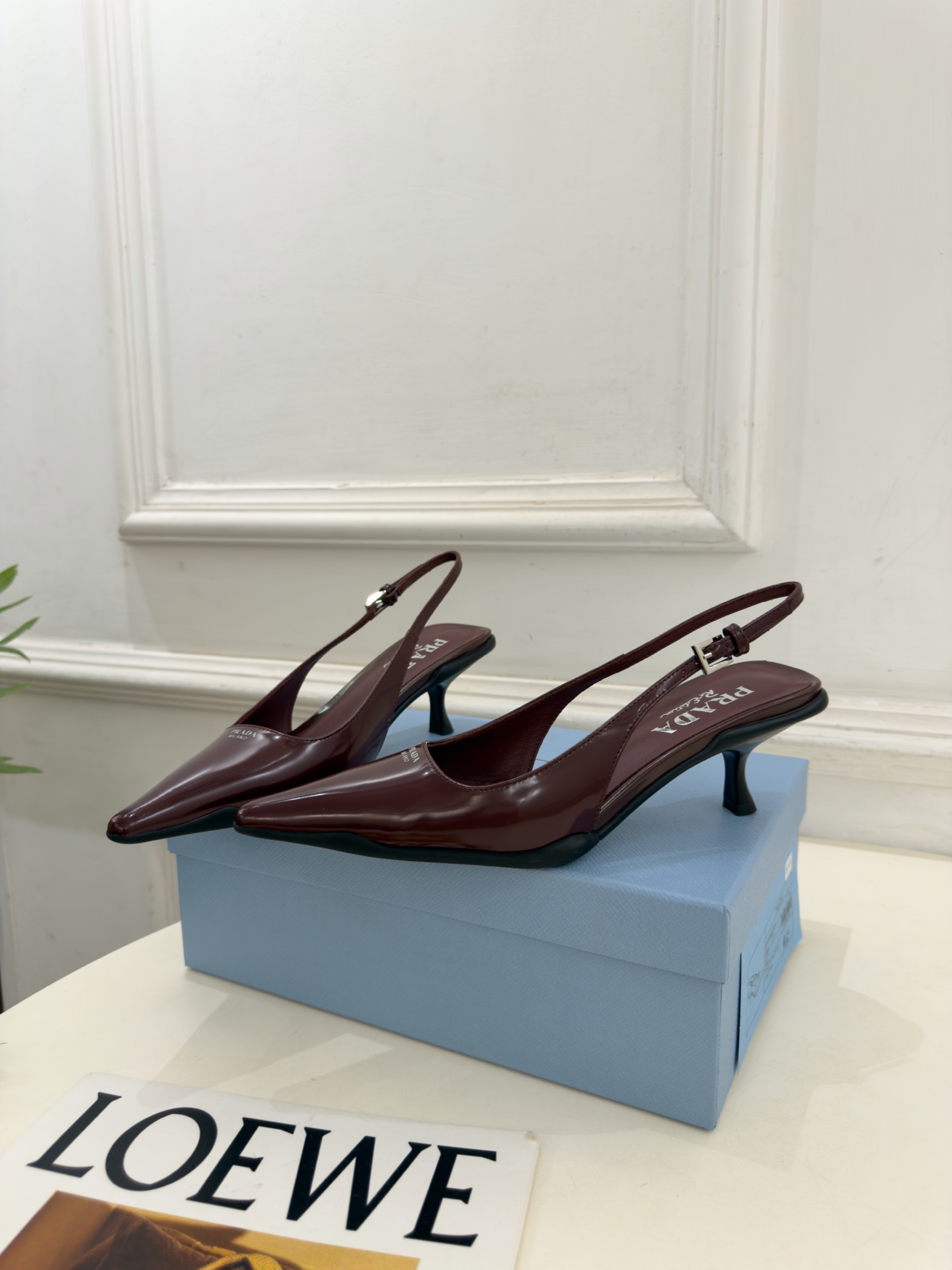 PRADA 普拉达 26𝐬𝐬 🌈2026春夏新品 专柜走秀款 经典字母尖头后空猫跟凉鞋 系列〰 ◽鞋面:原版高定制牛 PRADA 普拉达 26𝐬𝐬 🌈2026春夏新品 专柜走秀款 经典字母尖头后空猫跟凉鞋 系列〰 ◽鞋面:原版高定制牛