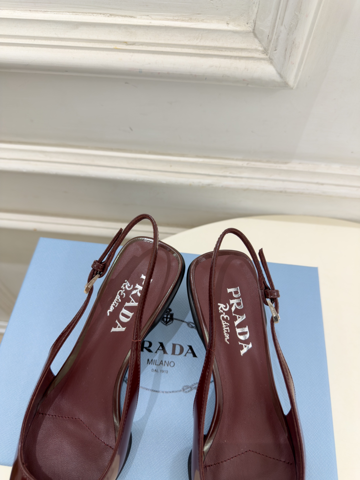 PRADA 普拉达 26𝐬𝐬 🌈2026春夏新品 专柜走秀款 经典字母尖头后空猫跟凉鞋 系列〰 ◽鞋面:原版高定制牛 PRADA 普拉达 26𝐬𝐬 🌈2026春夏新品 专柜走秀款 经典字母尖头后空猫跟凉鞋 系列〰 ◽鞋面:原版高定制牛