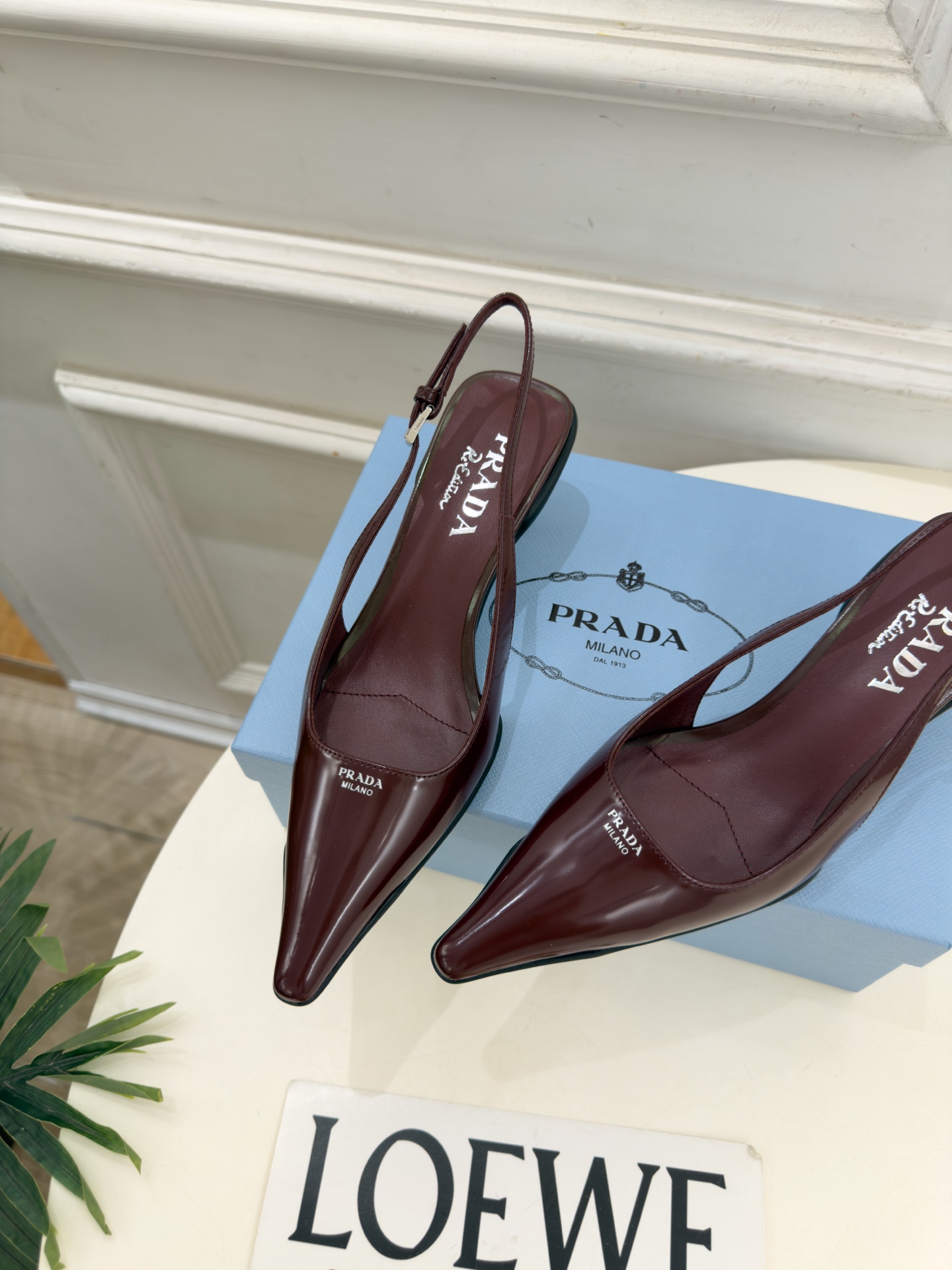 PRADA 普拉达 26𝐬𝐬 🌈2026春夏新品 专柜走秀款 经典字母尖头后空猫跟凉鞋 系列〰 ◽鞋面:原版高定制牛 PRADA 普拉达 26𝐬𝐬 🌈2026春夏新品 专柜走秀款 经典字母尖头后空猫跟凉鞋 系列〰 ◽鞋面:原版高定制牛