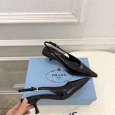 PRADA 普拉达 26𝐬𝐬 🌈2026春夏新品 专柜走秀款 经典字母尖头后空猫跟凉鞋 系列〰 ◽鞋面:原版高定制牛 PRADA 普拉达 26𝐬𝐬 🌈2026春夏新品 专柜走秀款 经典字母尖头后空猫跟凉鞋 系列〰 ◽鞋面:原版高定制牛