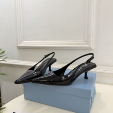 PRADA 普拉达 26𝐬𝐬 🌈2026春夏新品 专柜走秀款 经典字母尖头后空猫跟凉鞋 系列〰 ◽鞋面:原版高定制牛 PRADA 普拉达 26𝐬𝐬 🌈2026春夏新品 专柜走秀款 经典字母尖头后空猫跟凉鞋 系列〰 ◽鞋面:原版高定制牛