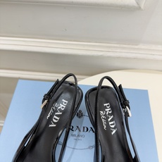 PRADA 普拉达 26𝐬𝐬 🌈2026春夏新品 专柜走秀款 经典字母尖头后空猫跟凉鞋 系列〰 ◽鞋面:原版高定制牛 PRADA 普拉达 26𝐬𝐬 🌈2026春夏新品 专柜走秀款 经典字母尖头后空猫跟凉鞋 系列〰 ◽鞋面:原版高定制牛