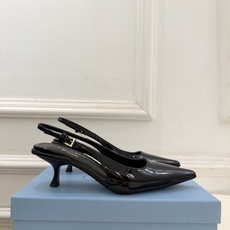 PRADA 普拉达 26𝐬𝐬 🌈2026春夏新品 专柜走秀款 经典字母尖头后空猫跟凉鞋 系列〰 ◽鞋面:原版高定制牛 PRADA 普拉达 26𝐬𝐬 🌈2026春夏新品 专柜走秀款 经典字母尖头后空猫跟凉鞋 系列〰 ◽鞋面:原版高定制牛