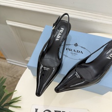 PRADA 普拉达 26𝐬𝐬 🌈2026春夏新品 专柜走秀款 经典字母尖头后空猫跟凉鞋 系列〰 ◽鞋面:原版高定制牛 PRADA 普拉达 26𝐬𝐬 🌈2026春夏新品 专柜走秀款 经典字母尖头后空猫跟凉鞋 系列〰 ◽鞋面:原版高定制牛