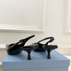 PRADA 普拉达 26𝐬𝐬 🌈2026春夏新品 专柜走秀款 经典字母尖头后空猫跟凉鞋 系列〰 ◽鞋面:原版高定制牛 PRADA 普拉达 26𝐬𝐬 🌈2026春夏新品 专柜走秀款 经典字母尖头后空猫跟凉鞋 系列〰 ◽鞋面:原版高定制牛