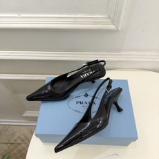 PRADA 普拉达 26𝐬𝐬 🌈2026春夏新品 专柜走秀款 经典字母尖头后空猫跟凉鞋 系列〰 ◽鞋面:原版高定制牛 PRADA 普拉达 26𝐬𝐬 🌈2026春夏新品 专柜走秀款 经典字母尖头后空猫跟凉鞋 系列〰 ◽鞋面:原版高定制牛