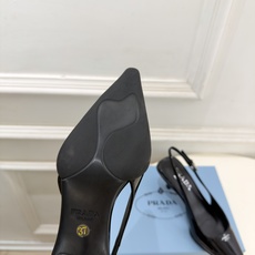PRADA 普拉达 26𝐬𝐬 🌈2026春夏新品 专柜走秀款 经典字母尖头后空猫跟凉鞋 系列〰 ◽鞋面:原版高定制牛 PRADA 普拉达 26𝐬𝐬 🌈2026春夏新品 专柜走秀款 经典字母尖头后空猫跟凉鞋 系列〰 ◽鞋面:原版高定制牛