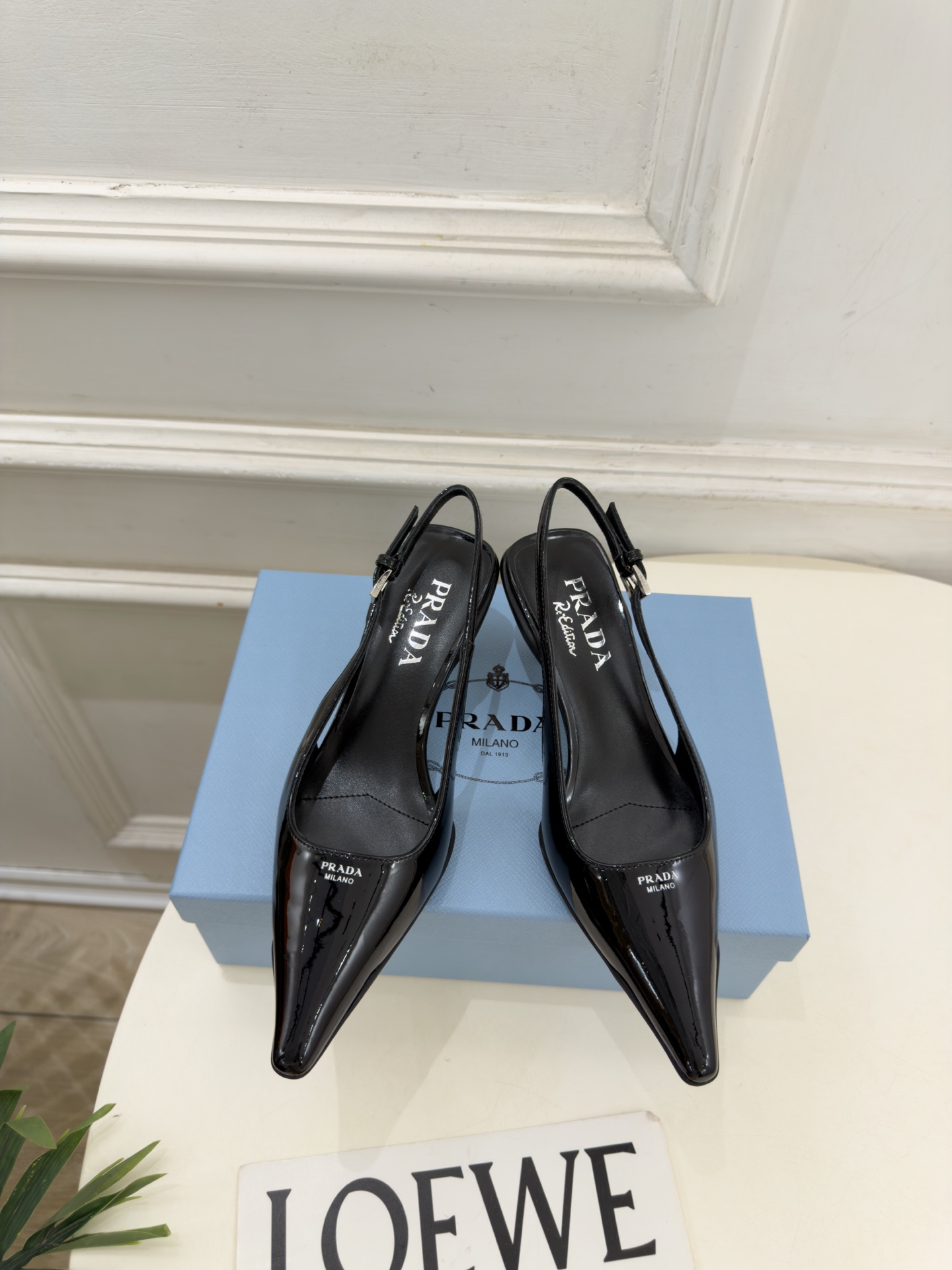 PRADA 普拉达  26𝐬𝐬  🌈2026春夏新品 专柜走秀款 经典字母尖头后空猫跟凉鞋 系列〰 ◽鞋面：原版高定制牛