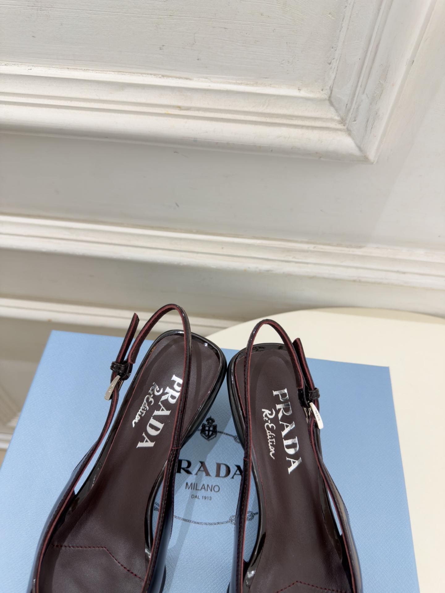 PRADA 普拉达  26𝐬𝐬  🌈2026春夏新品 专柜走秀款 经典字母尖头后空猫跟凉鞋 系列〰 ◽鞋面：原版高定制牛