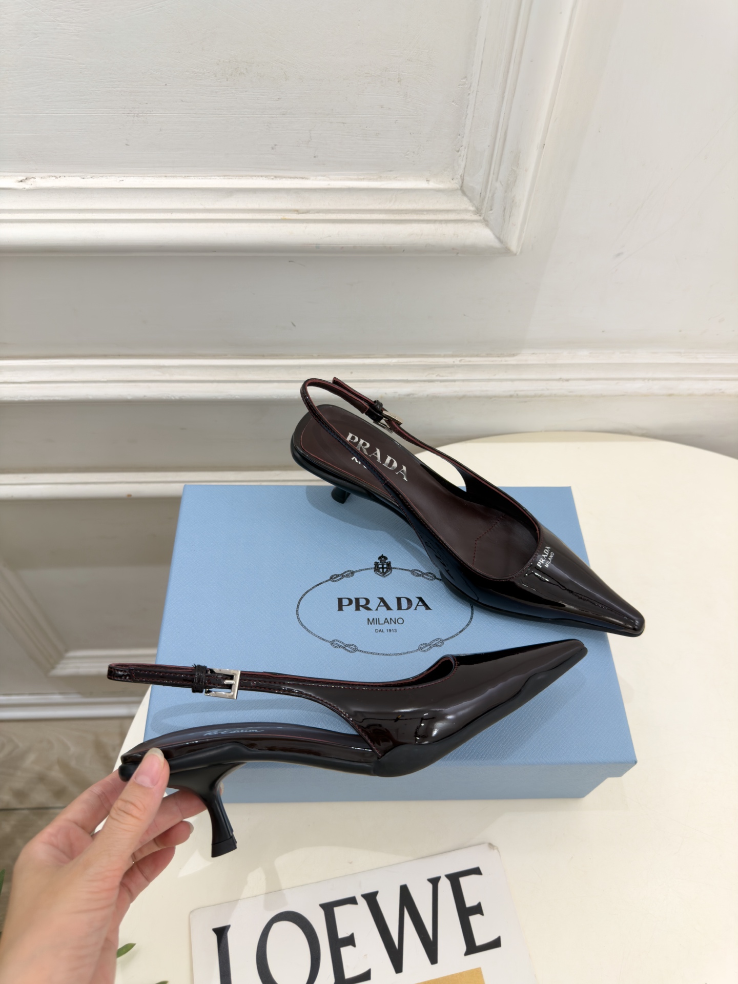 PRADA 普拉达  26𝐬𝐬  🌈2026春夏新品 专柜走秀款 经典字母尖头后空猫跟凉鞋 系列〰 ◽鞋面：原版高定制牛