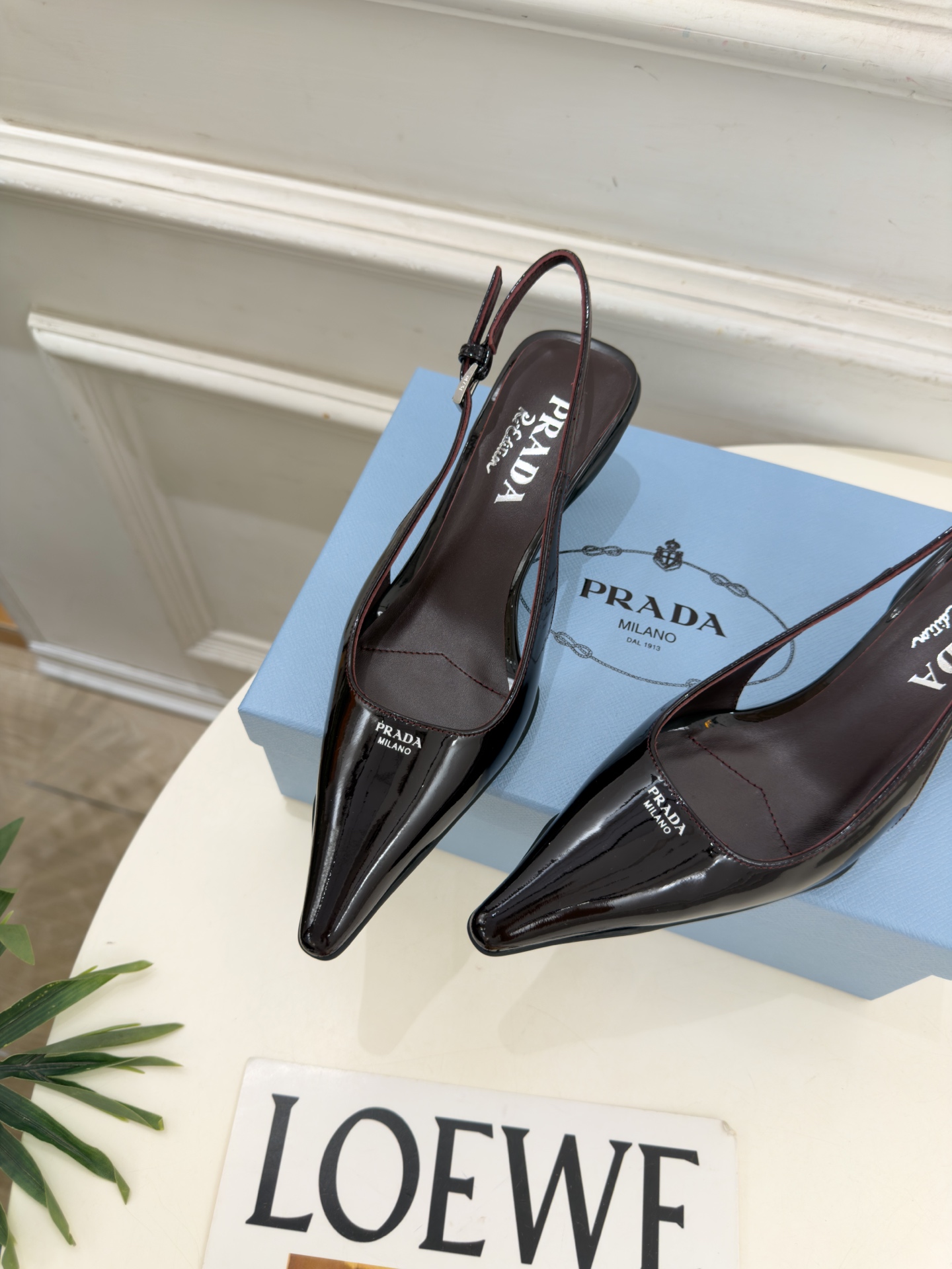 PRADA 普拉达  26𝐬𝐬  🌈2026春夏新品 专柜走秀款 经典字母尖头后空猫跟凉鞋 系列〰 ◽鞋面：原版高定制牛