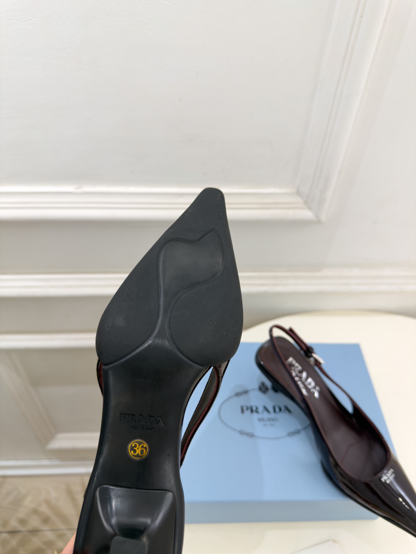PRADA 普拉达  26𝐬𝐬  🌈2026春夏新品 专柜走秀款 经典字母尖头后空猫跟凉鞋 系列〰 ◽鞋面：原版高定制牛