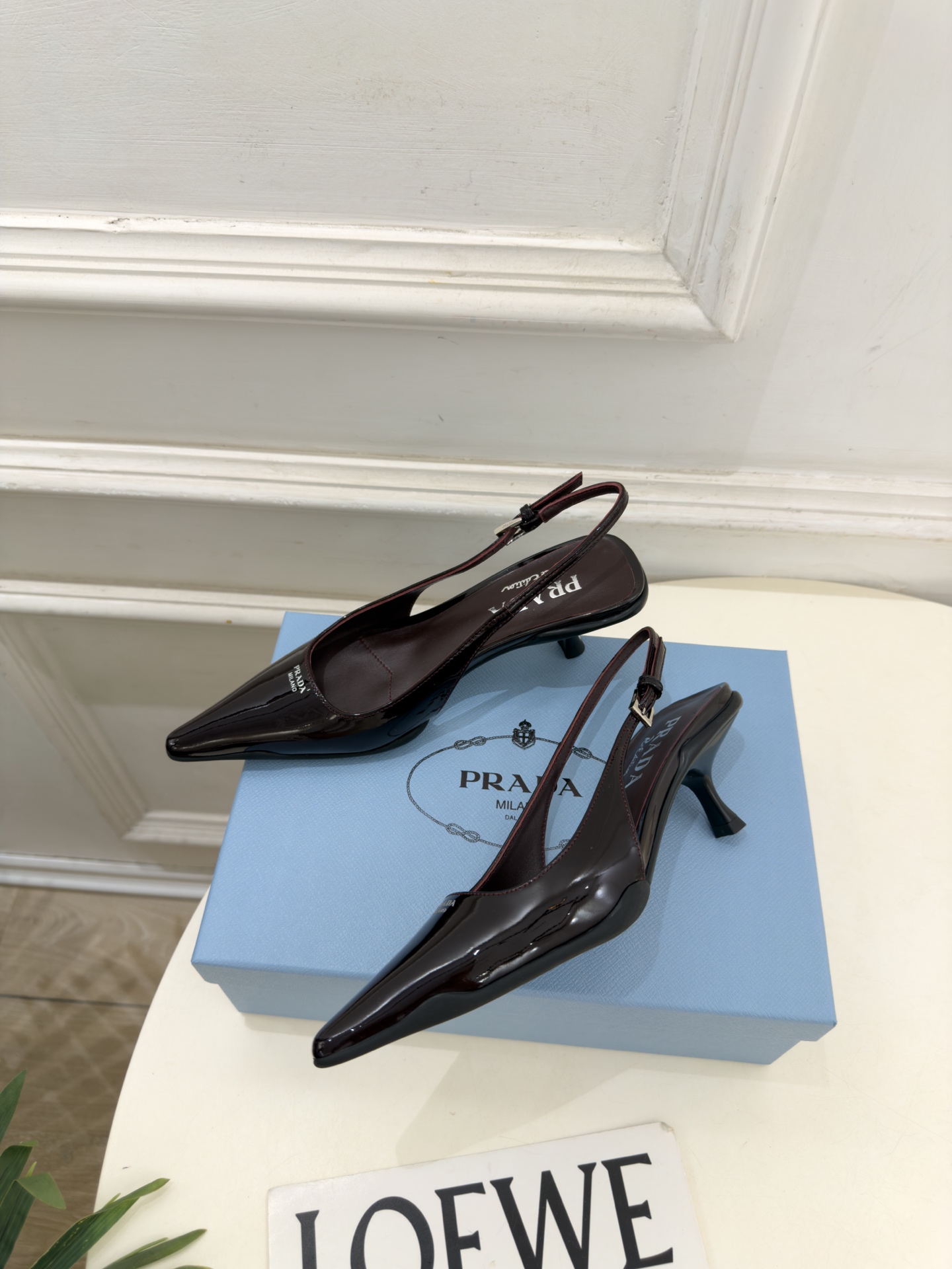 PRADA 普拉达  26𝐬𝐬  🌈2026春夏新品 专柜走秀款 经典字母尖头后空猫跟凉鞋 系列〰 ◽鞋面：原版高定制牛