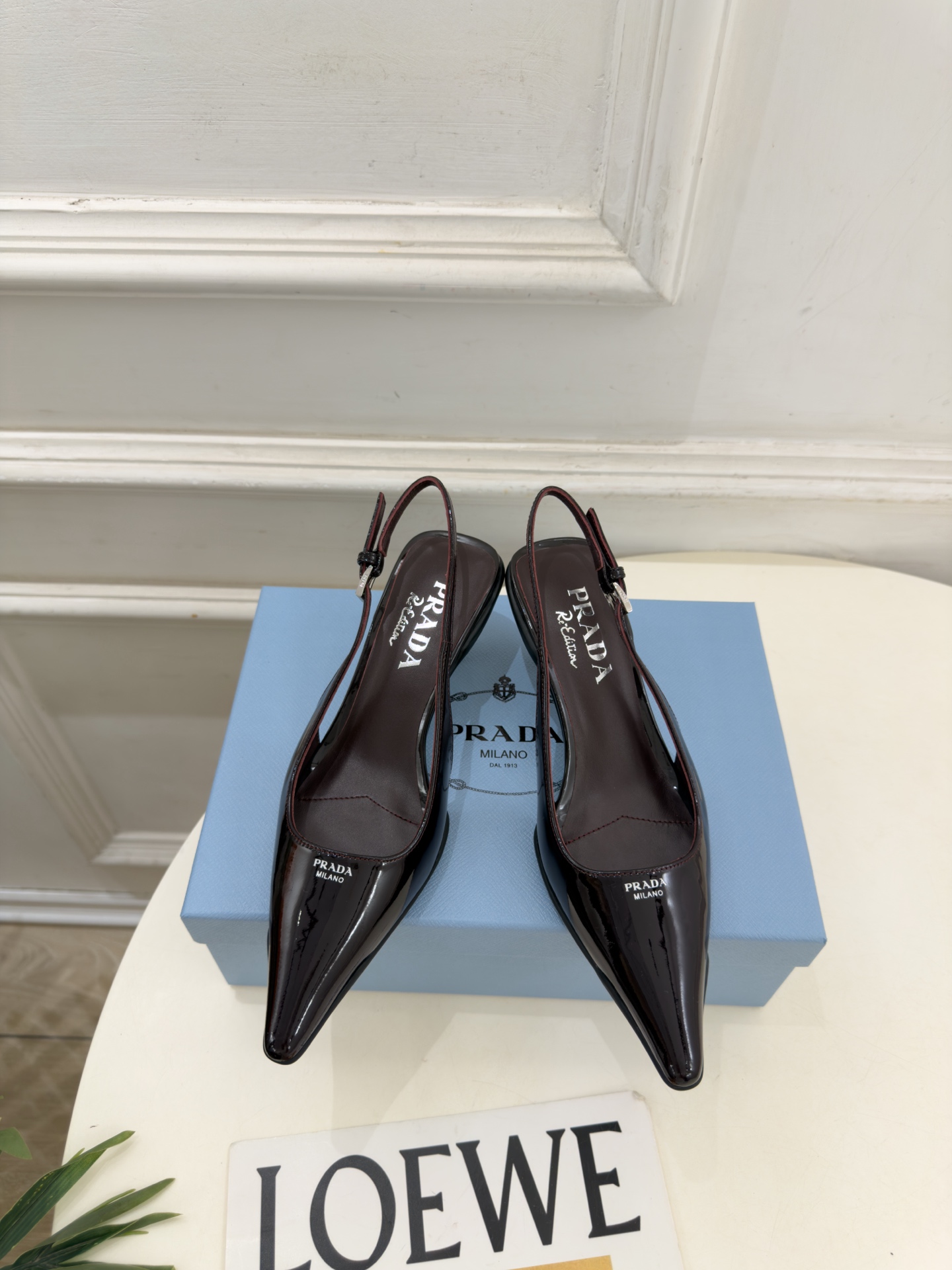 PRADA 普拉达  26𝐬𝐬  🌈2026春夏新品 专柜走秀款 经典字母尖头后空猫跟凉鞋 系列〰 ◽鞋面：原版高定制牛