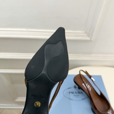 PRADA 普拉达 26𝐬𝐬 🌈2026春夏新品 专柜走秀款 经典字母尖头后空猫跟凉鞋 系列〰 ◽鞋面:原版高定制牛 PRADA 普拉达 26𝐬𝐬 🌈2026春夏新品 专柜走秀款 经典字母尖头后空猫跟凉鞋 系列〰 ◽鞋面:原版高定制牛