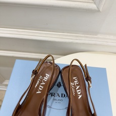 PRADA 普拉达 26𝐬𝐬 🌈2026春夏新品 专柜走秀款 经典字母尖头后空猫跟凉鞋 系列〰 ◽鞋面:原版高定制牛 PRADA 普拉达 26𝐬𝐬 🌈2026春夏新品 专柜走秀款 经典字母尖头后空猫跟凉鞋 系列〰 ◽鞋面:原版高定制牛