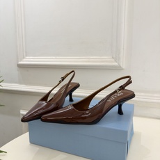 PRADA 普拉达 26𝐬𝐬 🌈2026春夏新品 专柜走秀款 经典字母尖头后空猫跟凉鞋 系列〰 ◽鞋面:原版高定制牛 PRADA 普拉达 26𝐬𝐬 🌈2026春夏新品 专柜走秀款 经典字母尖头后空猫跟凉鞋 系列〰 ◽鞋面:原版高定制牛