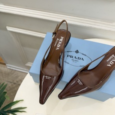PRADA 普拉达 26𝐬𝐬 🌈2026春夏新品 专柜走秀款 经典字母尖头后空猫跟凉鞋 系列〰 ◽鞋面:原版高定制牛 PRADA 普拉达 26𝐬𝐬 🌈2026春夏新品 专柜走秀款 经典字母尖头后空猫跟凉鞋 系列〰 ◽鞋面:原版高定制牛