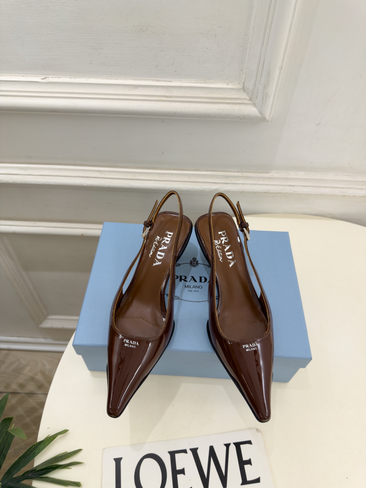 PRADA 普拉达  26𝐬𝐬  🌈2026春夏新品 专柜走秀款 经典字母尖头后空猫跟凉鞋 系列〰 ◽鞋面：原版高定制牛