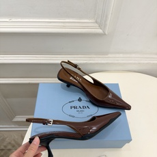 PRADA 普拉达 26𝐬𝐬 🌈2026春夏新品 专柜走秀款 经典字母尖头后空猫跟凉鞋 系列〰 ◽鞋面:原版高定制牛 PRADA 普拉达 26𝐬𝐬 🌈2026春夏新品 专柜走秀款 经典字母尖头后空猫跟凉鞋 系列〰 ◽鞋面:原版高定制牛