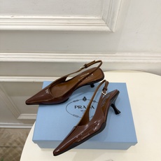 PRADA 普拉达 26𝐬𝐬 🌈2026春夏新品 专柜走秀款 经典字母尖头后空猫跟凉鞋 系列〰 ◽鞋面:原版高定制牛 PRADA 普拉达 26𝐬𝐬 🌈2026春夏新品 专柜走秀款 经典字母尖头后空猫跟凉鞋 系列〰 ◽鞋面:原版高定制牛