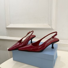 PRADA 普拉达 26𝐬𝐬 🌈2026春夏新品 专柜走秀款 经典字母尖头后空猫跟凉鞋 系列〰 ◽鞋面:原版高定制牛 PRADA 普拉达 26𝐬𝐬 🌈2026春夏新品 专柜走秀款 经典字母尖头后空猫跟凉鞋 系列〰 ◽鞋面:原版高定制牛