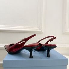 PRADA 普拉达 26𝐬𝐬 🌈2026春夏新品 专柜走秀款 经典字母尖头后空猫跟凉鞋 系列〰 ◽鞋面:原版高定制牛 PRADA 普拉达 26𝐬𝐬 🌈2026春夏新品 专柜走秀款 经典字母尖头后空猫跟凉鞋 系列〰 ◽鞋面:原版高定制牛