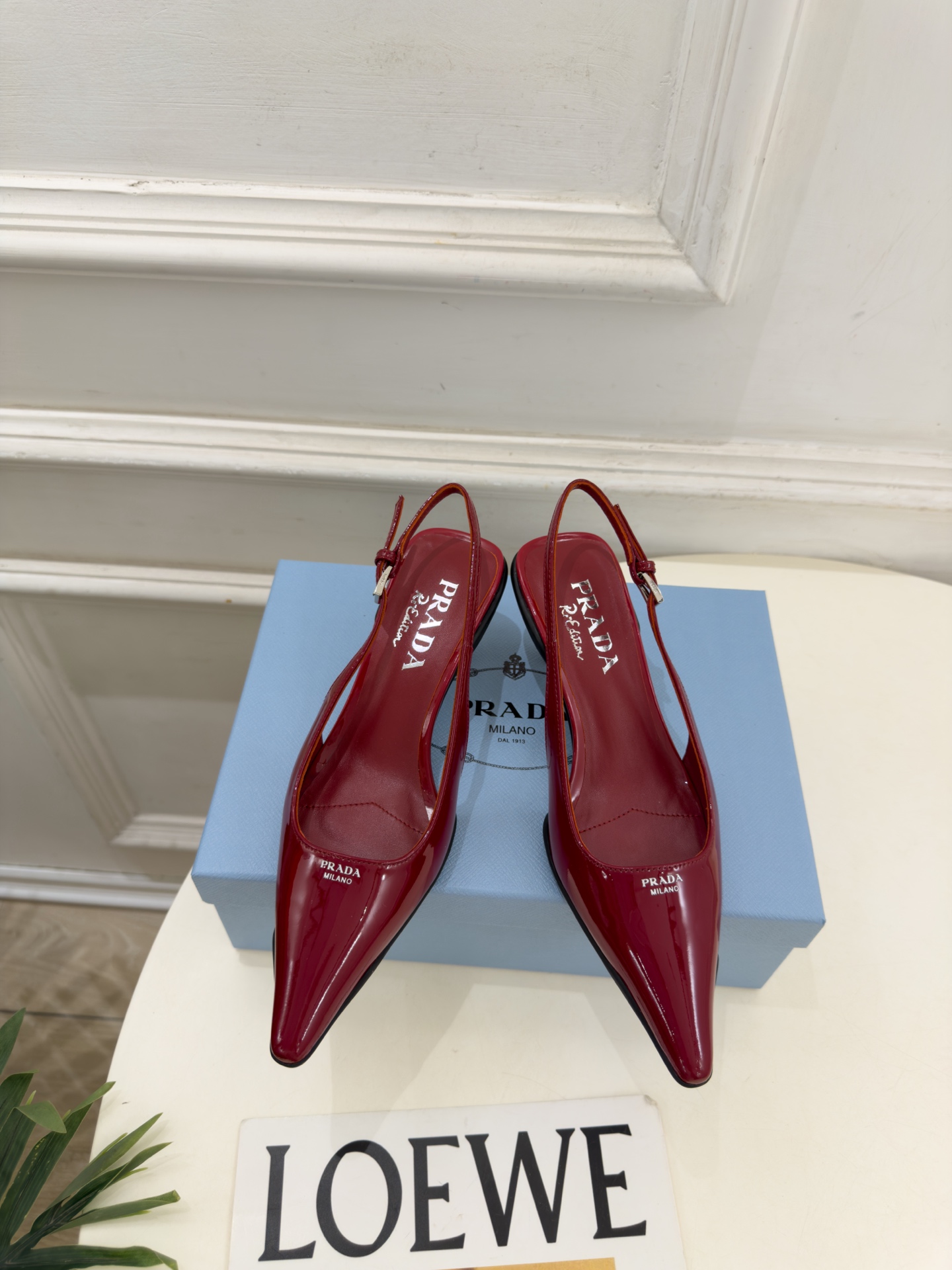 PRADA 普拉达  26𝐬𝐬  🌈2026春夏新品 专柜走秀款 经典字母尖头后空猫跟凉鞋 系列〰 ◽鞋面：原版高定制牛