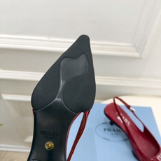 PRADA 普拉达 26𝐬𝐬 🌈2026春夏新品 专柜走秀款 经典字母尖头后空猫跟凉鞋 系列〰 ◽鞋面:原版高定制牛 PRADA 普拉达 26𝐬𝐬 🌈2026春夏新品 专柜走秀款 经典字母尖头后空猫跟凉鞋 系列〰 ◽鞋面:原版高定制牛