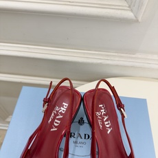 PRADA 普拉达 26𝐬𝐬 🌈2026春夏新品 专柜走秀款 经典字母尖头后空猫跟凉鞋 系列〰 ◽鞋面:原版高定制牛 PRADA 普拉达 26𝐬𝐬 🌈2026春夏新品 专柜走秀款 经典字母尖头后空猫跟凉鞋 系列〰 ◽鞋面:原版高定制牛