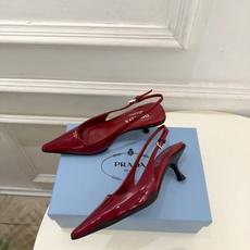 PRADA 普拉达 26𝐬𝐬 🌈2026春夏新品 专柜走秀款 经典字母尖头后空猫跟凉鞋 系列〰 ◽鞋面:原版高定制牛 PRADA 普拉达 26𝐬𝐬 🌈2026春夏新品 专柜走秀款 经典字母尖头后空猫跟凉鞋 系列〰 ◽鞋面:原版高定制牛